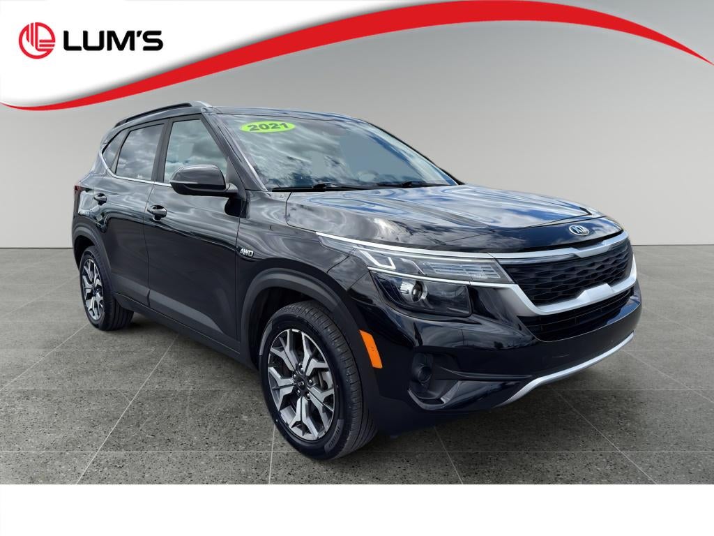 2021 Kia Seltos EX in Black — front three-quarter view
