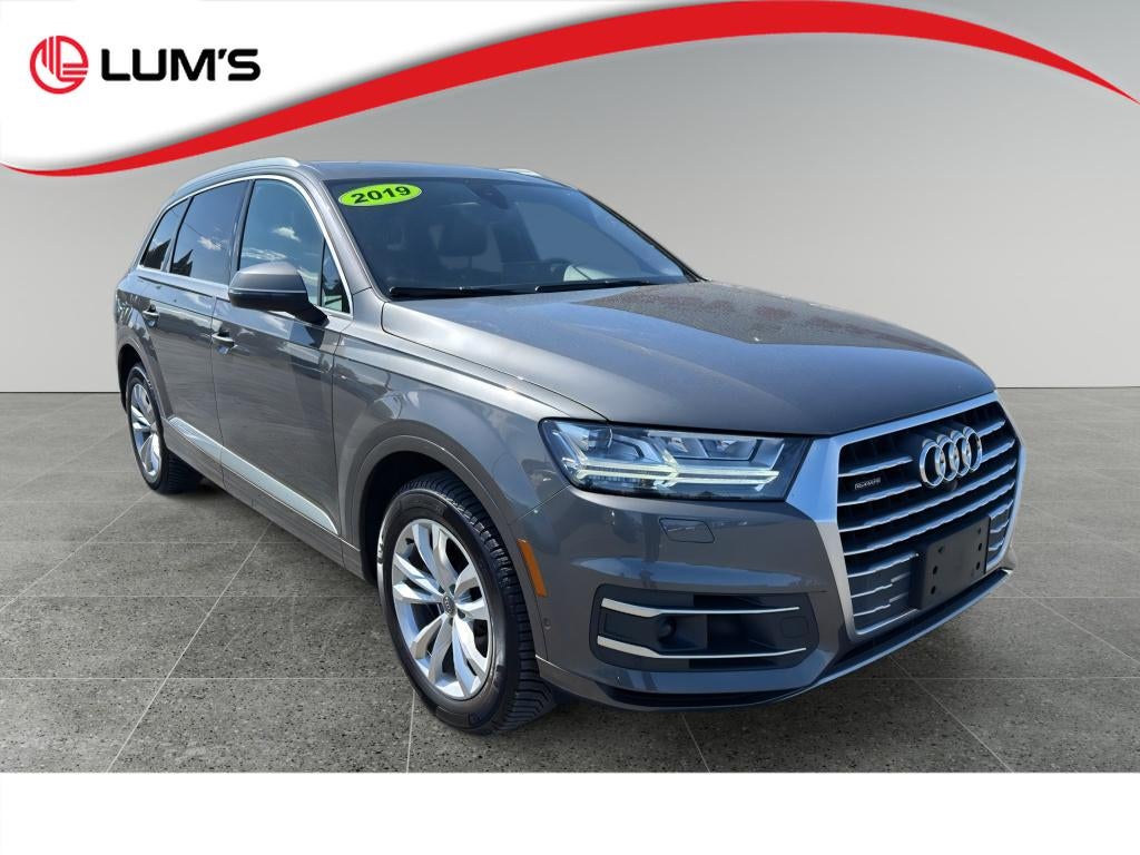 2019 Audi Q7 55 SE Premium in Gray — front three-quarter view